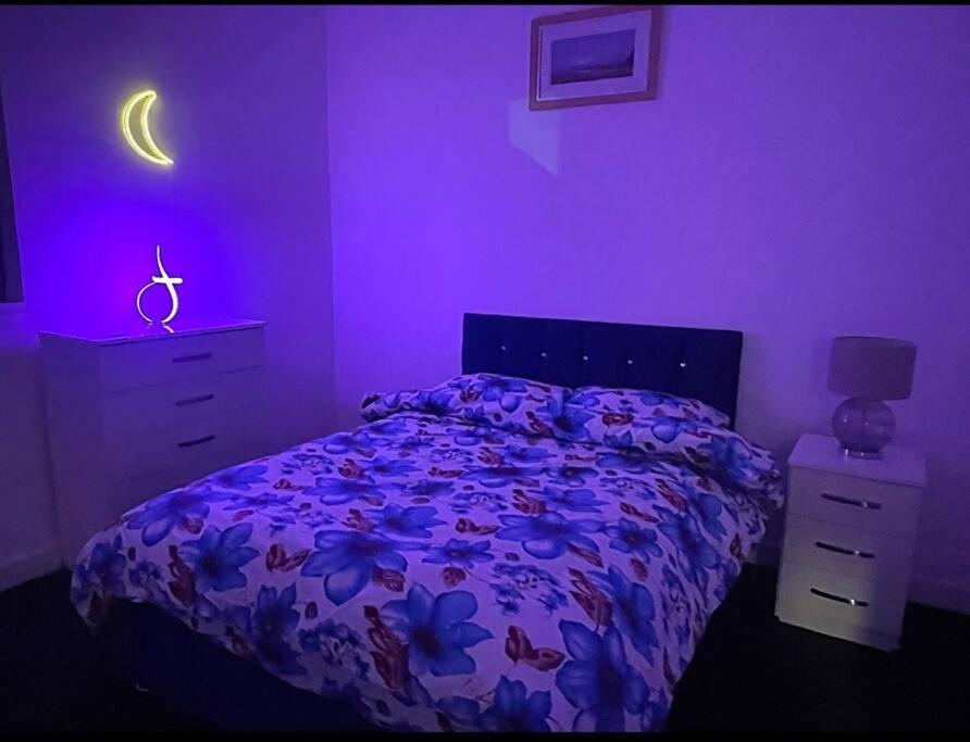 Modern 2-Bed Flat In Salford Apartment Manchester Bagian luar foto
