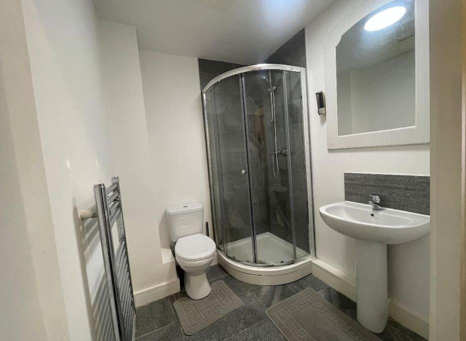 Modern 2-Bed Flat In Salford Apartment Manchester Bagian luar foto