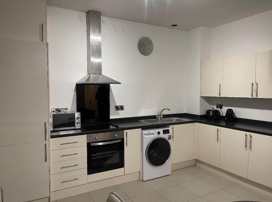 Modern 2-Bed Flat In Salford Apartment Manchester Bagian luar foto